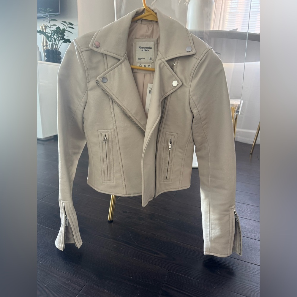 NWT faux vegan leather bomber jacket Abercrombie & Fitch